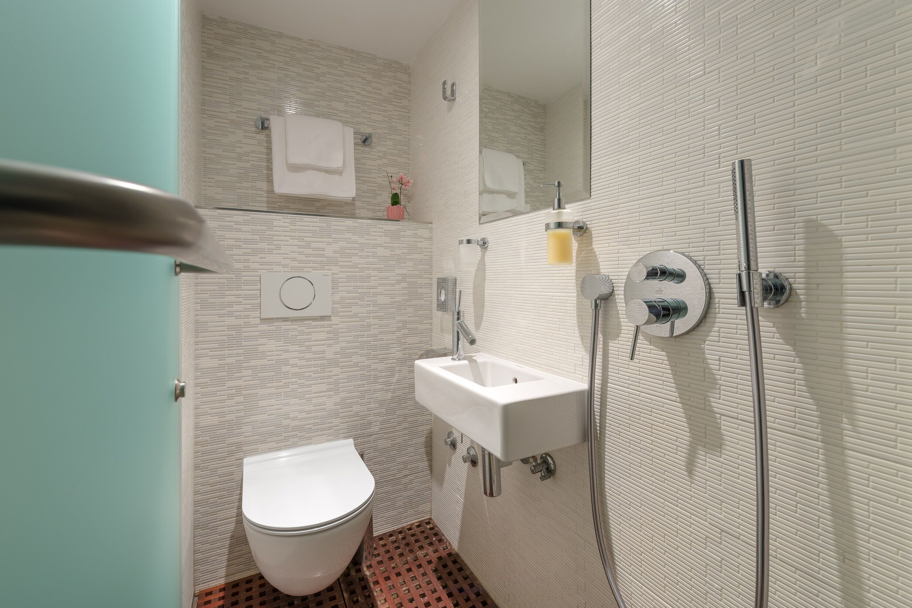 Un bagno con il water bianco, un lavandino e una doccia.