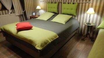Habitación con 1 cama doble o 2 individuales | Colchones con acolchado adicional, minibar, escritorio y cortinas opacas