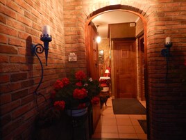 Ducha y bañera combinadas y artículos de higiene personal gratuitos