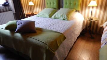 Surmatelas, minibar, bureau, rideaux occultants