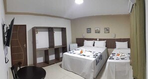 Quarto quádruplo (Vista Jardim) | Cortinas blackout, ferros/tábuas de passar roupa, Wi-Fi de cortesia