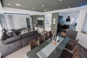 Villa, eigener Pool | Essbereich im Zimmer