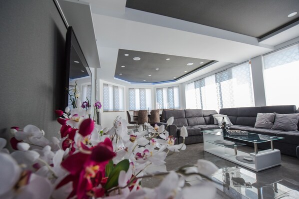 Villa, eigener Pool | Wohnbereich | Flachbildfernseher