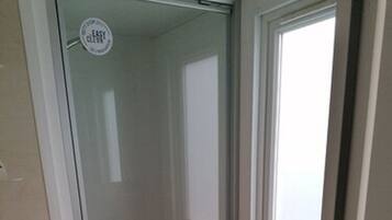 Husvogn, flere senger | Bad | Dusj og håndklær