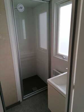 Stacaravan, meerdere bedden | Badkamer | Een douche, handdoeken