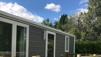 Mobile Home, Multiple Beds | Terrace/patio