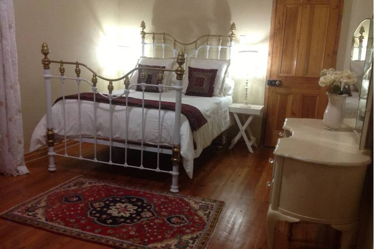 MANOR HOUSE DOUBLE ROOM 2 - En-suite bathroom | Escritorio, tabla de planchar con plancha, wifi gratis y ropa de cama