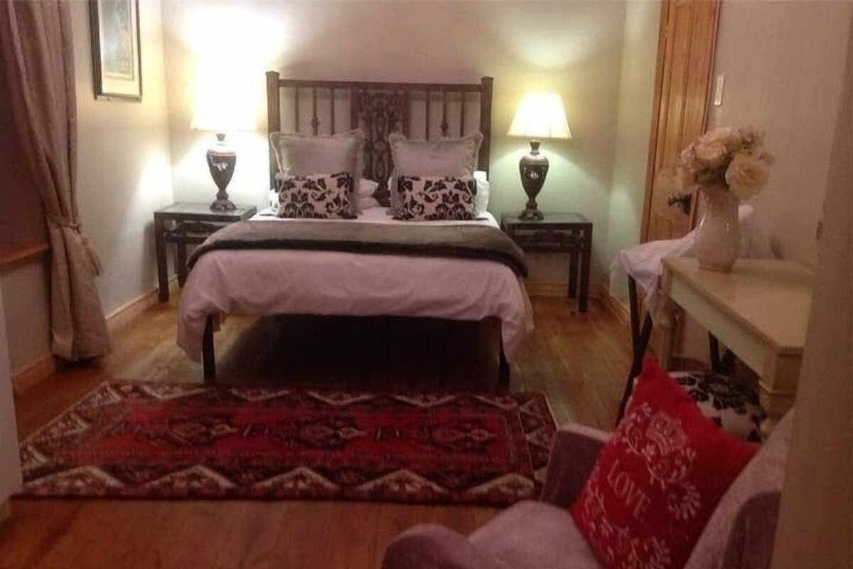 MANOR HOUSE DOUBLE ROOM 1 - En-suite bathroom & Private entrance | Escritorio, tabla de planchar con plancha, wifi gratis y ropa de cama