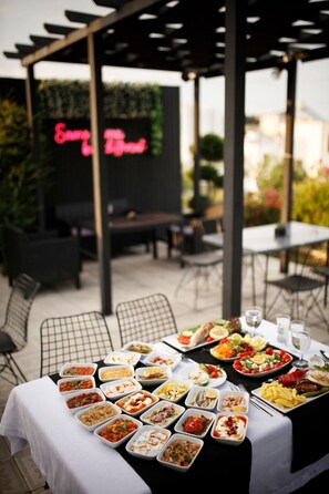 Comida y bebida