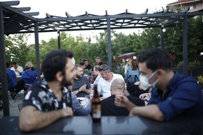 S'hi serveixen esmorzars, dinars i sopars