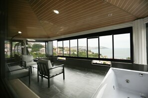 Penthouse Deluxe, quang cảnh biển | Minibar, truy cập Internet không dây miễn phí, bộ trải giường 