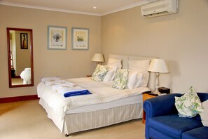 مساحة عمل للكمبيوتر المحمول ومكواة/لوح كي وأسرّة أطفال/رضّع (مجانًا)