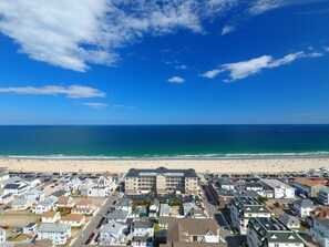 On the beach - 2 Bedrooms, Steps to Sand, Heart of Hampton Beach (Hampton)