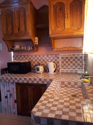 Private kitchen - HOUSE FOR 4 NEAR AIRPORT/SM+WIFI (Puerto Princesa City)
