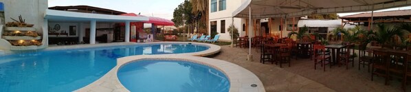 Außenpool, geöffnet von 08:00 Uhr bis 00:00 Uhr, Sonnenschirme