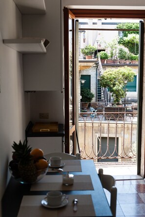 Apartment, 1 Schlafzimmer (ZEINER 7) | Essbereich im Zimmer