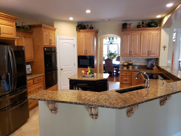 Jääkaappi, mikroaaltouuni, uuni, liesi