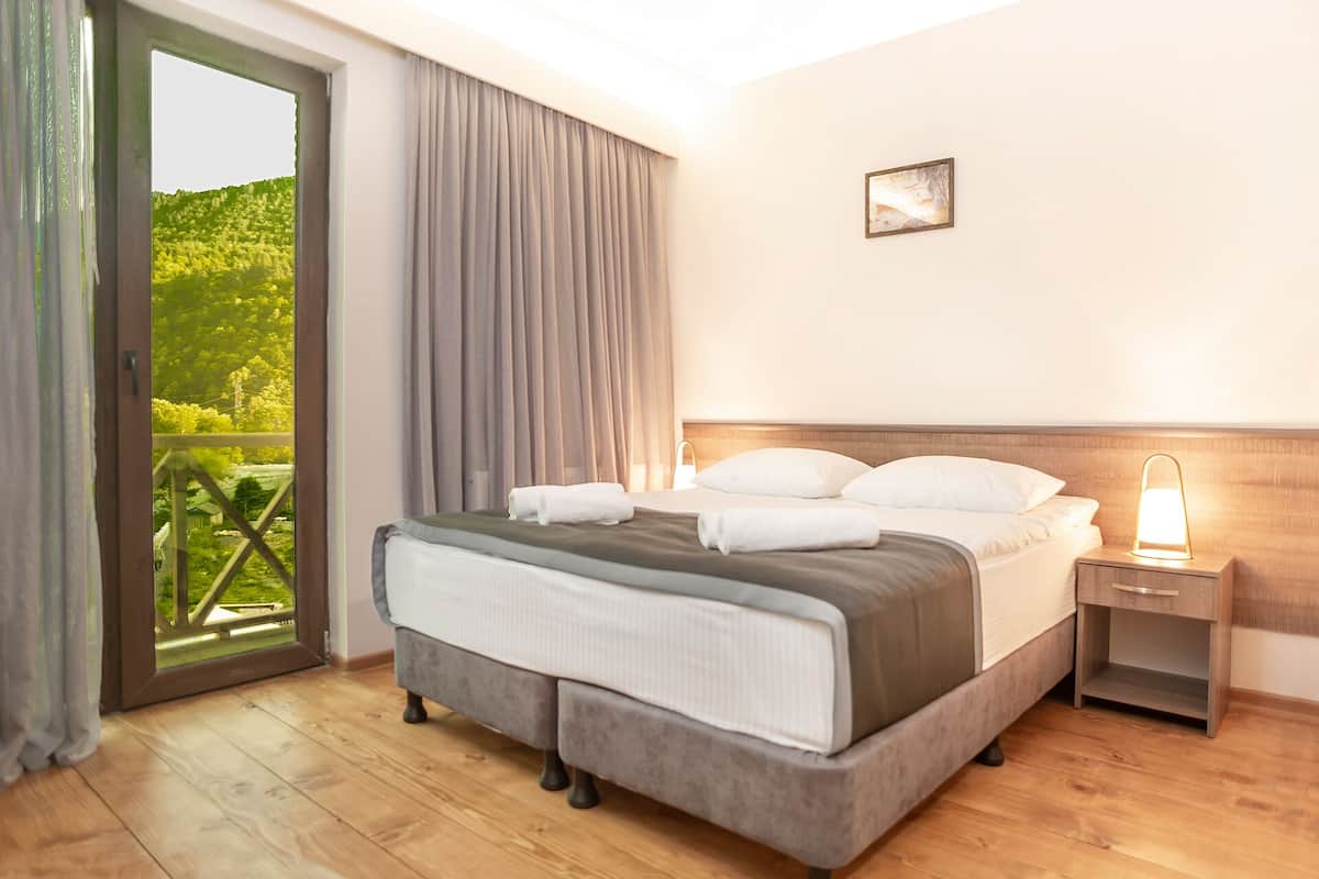 Standaard kamer, 1 twee- of 2 eenpersoonsbedden | Een minibar, een kluis op de kamer, een bureau, geluiddichte muren