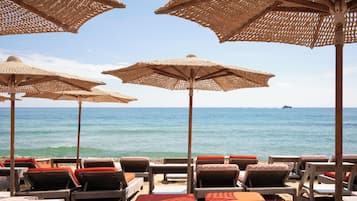 Playa privada en los alrededores y playa de arena blanca