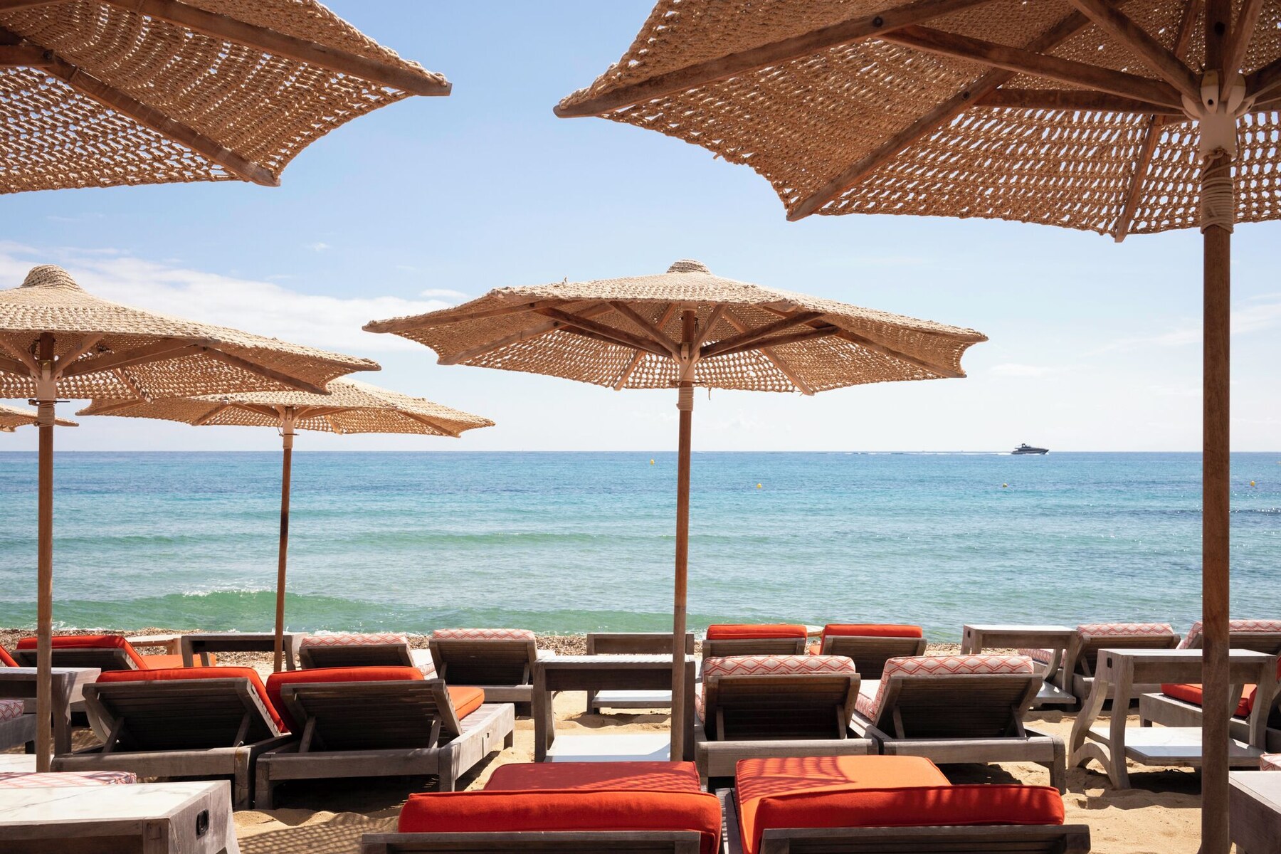 Playa privada en los alrededores y playa de arena blanca 