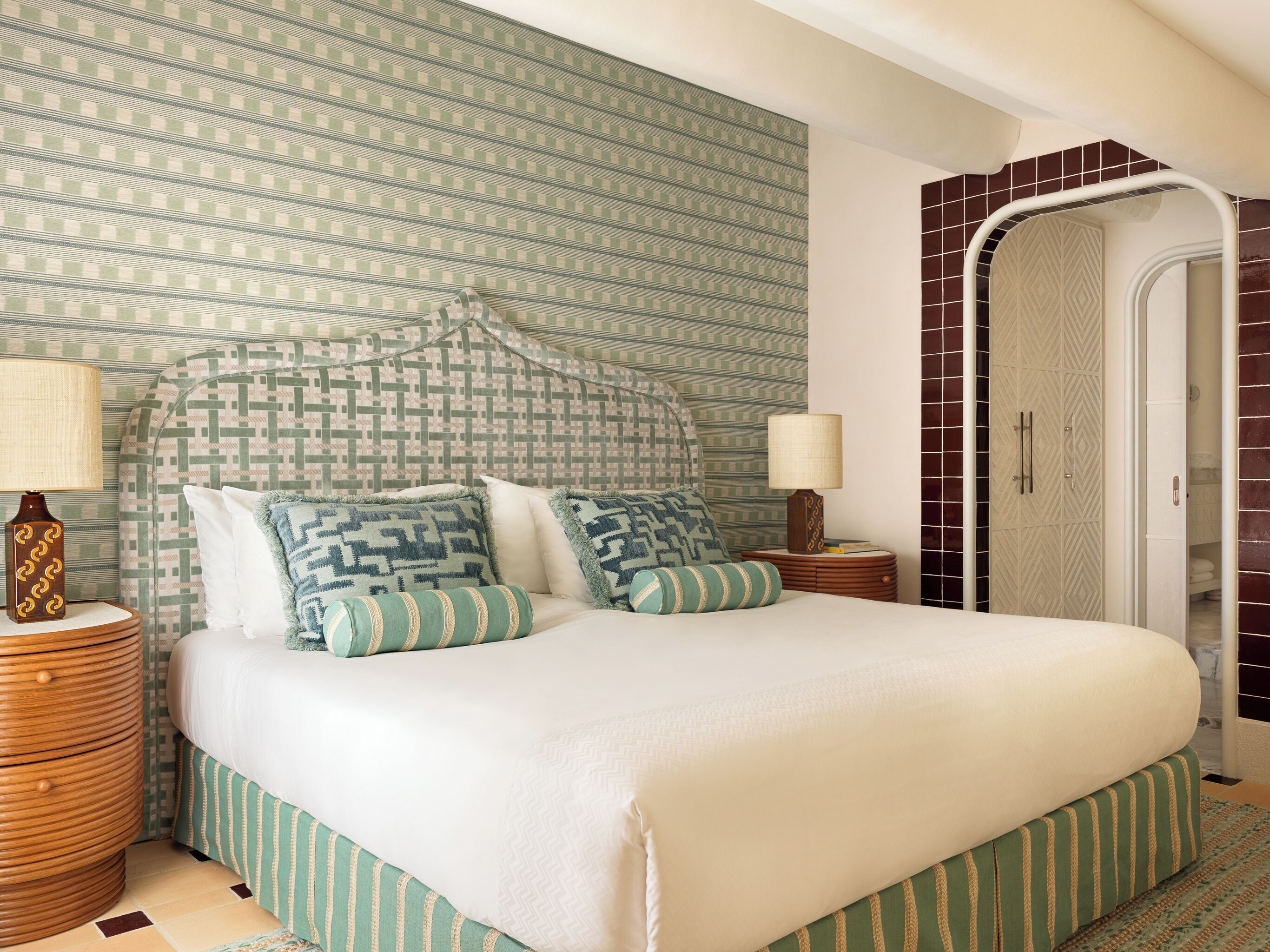 Rom – signature (Duplex) | Senger med Select Comfort-madrass, minibar og safe på rommet