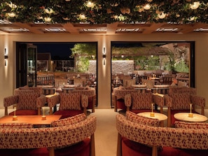 Bar en bord de piscine