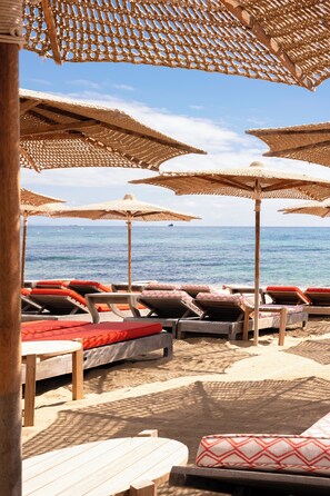 Playa privada en los alrededores y playa de arena blanca 