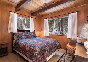 House, 2 Katil Ratu (Queen) (The Honey Bear Cabin with Fireplace a) | 2 bilik tidur, Wi-fi 