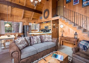 Ferienhaus, 2 Queen-Betten (The Honey Bear Cabin with Fireplace a) | Wohnzimmer