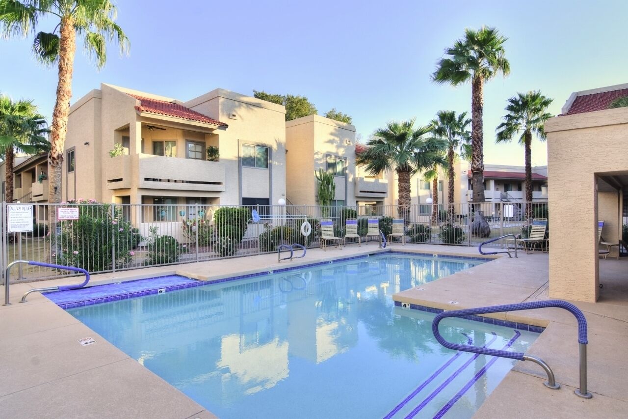 Arizona Sunshine Condo overlooking the Pool/Hot Tub! Pets Welcome!
