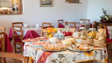 Daily continental breakfast (EUR 7 per person)