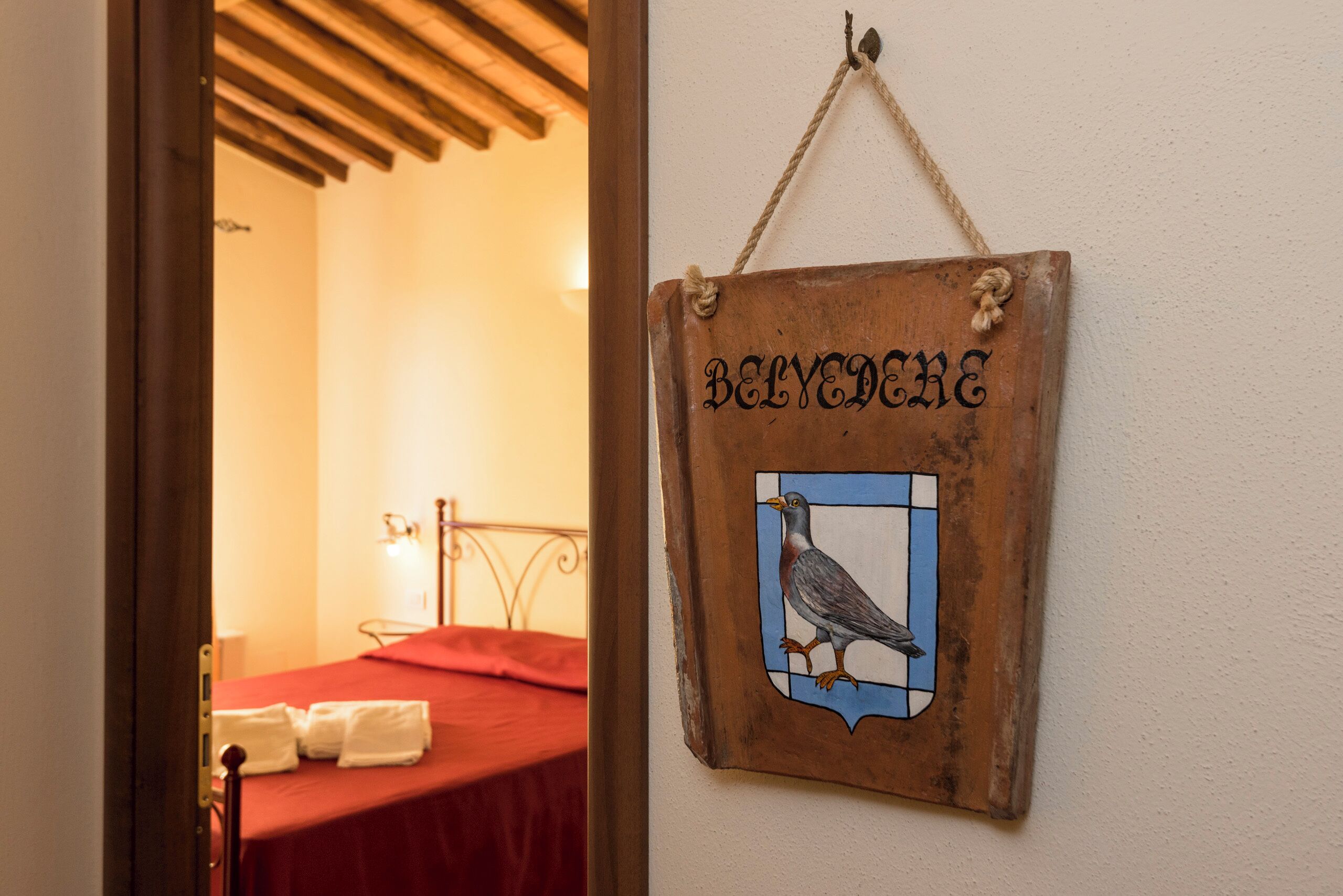 Camera quadrupla | Una scrivania