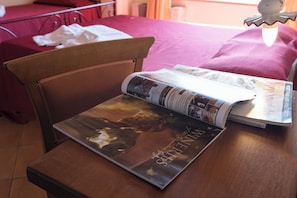 Triple Room, Garden View | Desk - B&B Suvereto (Suvereto)