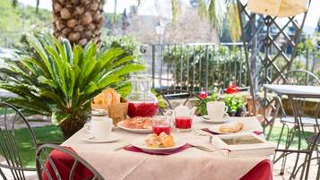 Tägliches kontinentales Frühstück (7 EUR pro Person)