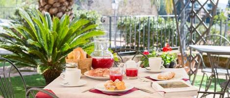 Tägliches kontinentales Frühstück (7 EUR pro Person)