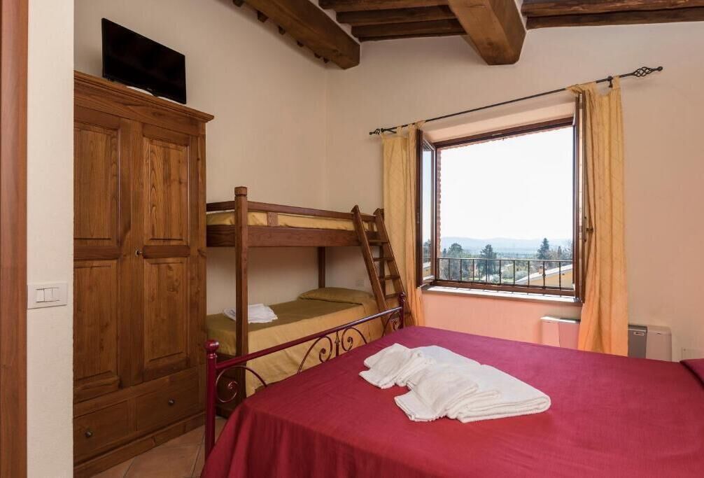 Quadruple Room, Garden View | Desk