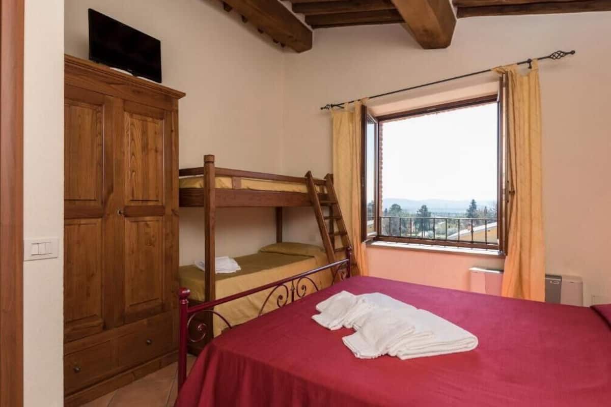 Quadruple Room, Garden View | Desk