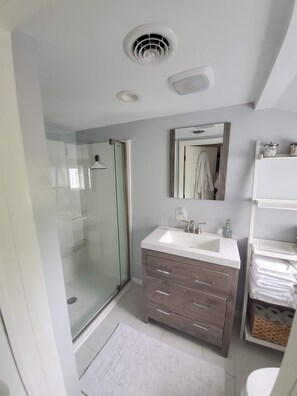 Combined shower/bathtub, hair dryer, towels, soap - Charming Colonial Home in the Village of Clayton, 3B/2ba, W/D, Patio (Clayton)
