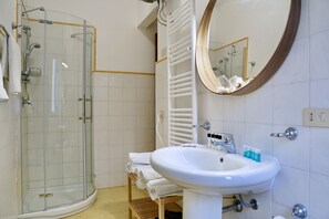 Apartamento, 2 quartos (Costanza) | Banheiro | Chuveiro com efeito de chuva, produtos de toalete grátis