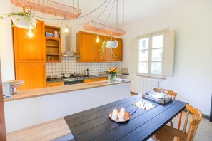 Apartamento, 2 quartos (Zora) | Cozinha privada | Geladeira, cooktop, chaleira elétrica, cadeirão de bebê