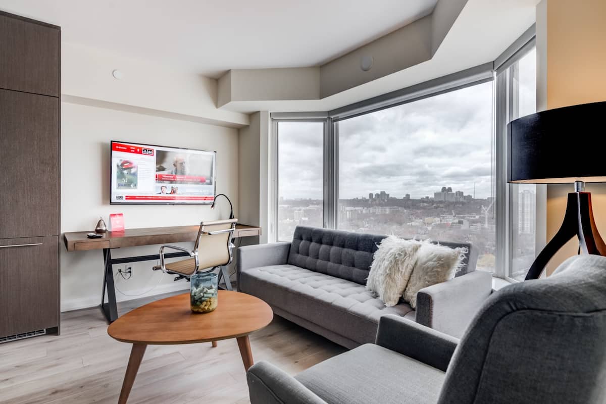 Condo panorámico | Área de sala de estar | Smart TV de 55 pulgadas con canales por cable, televisión y Netflix
