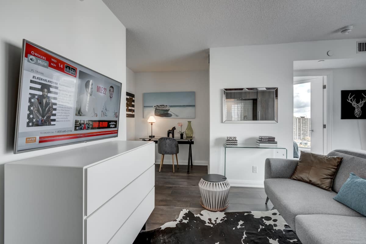 Condo superior | Área de sala de estar | Smart TV de 55 pulgadas con canales por cable, televisión y Netflix