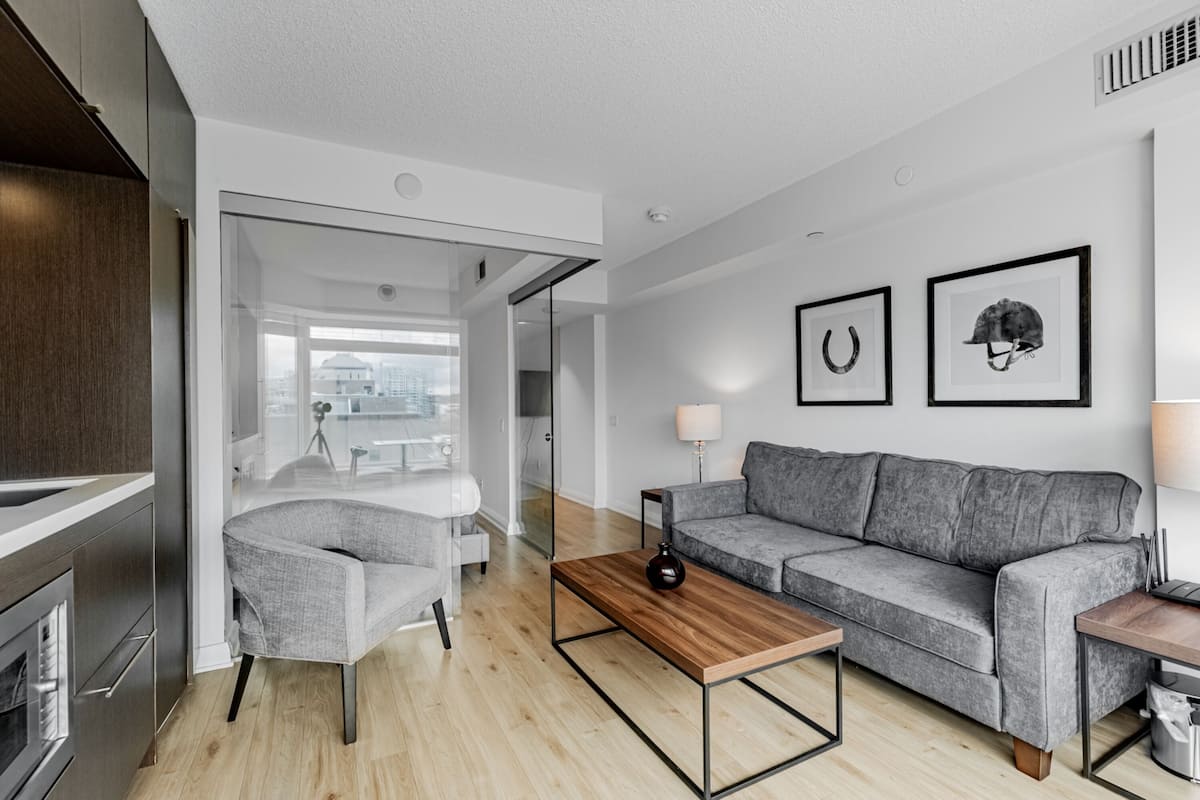 Condo Confort, 1 habitación | Área de sala de estar | Smart TV de 55 pulgadas con canales por cable, televisión y Netflix
