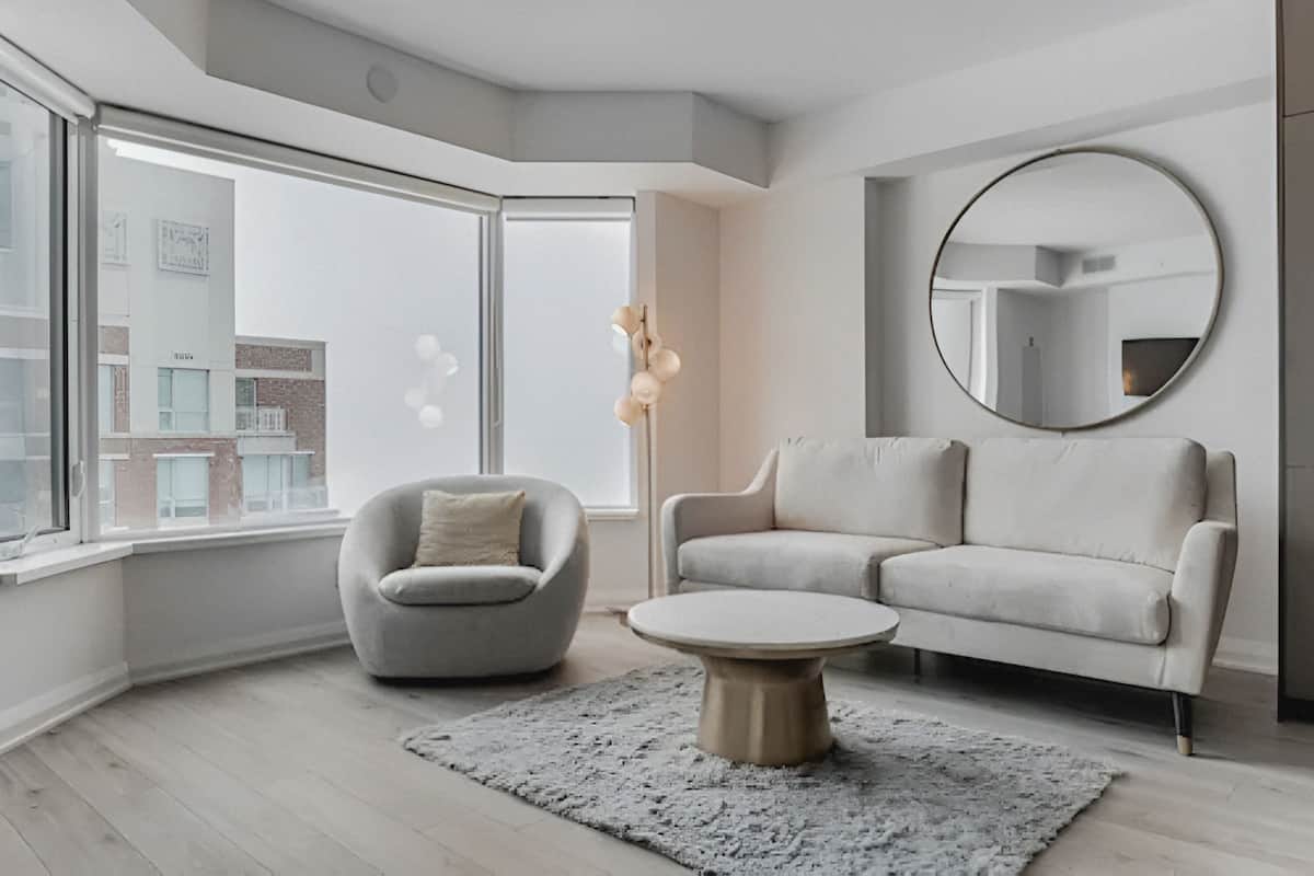 Condo presidencial | Sala de estar | Smart TV de 55 pulgadas con canales por cable, televisión y Netflix