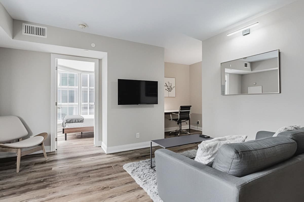 Condo superior | Área de sala de estar | Smart TV de 55 pulgadas con canales por cable, televisión y Netflix