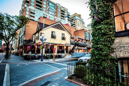 Avalon Suites Yorkville - Image 32