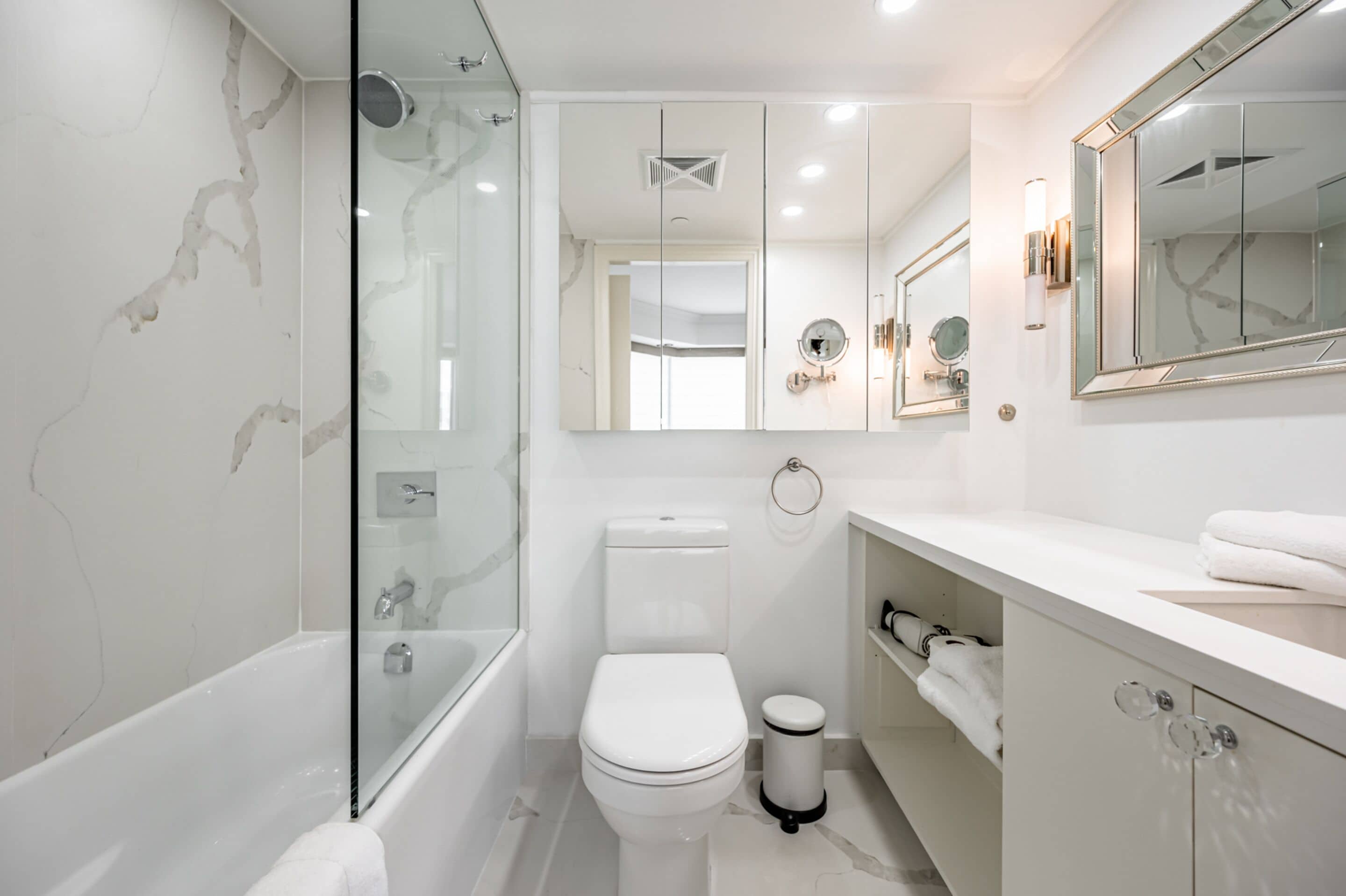 Condo executivo | Banheiro | Chuveiro com efeito de chuva, produtos de toalete de grife