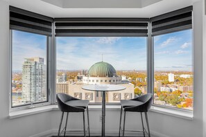 Premium bedding, down duvets, pillow-top beds, desk - Avalon Suites Yorkville (Toronto)