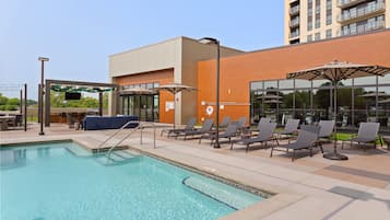 Een seizoensgebonden buitenzwembad