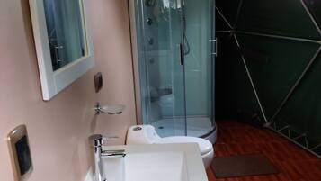 Chambre Double Panoramique | Salle de bain | Douche, articles de toilette gratuits, bidet, serviettes fournies